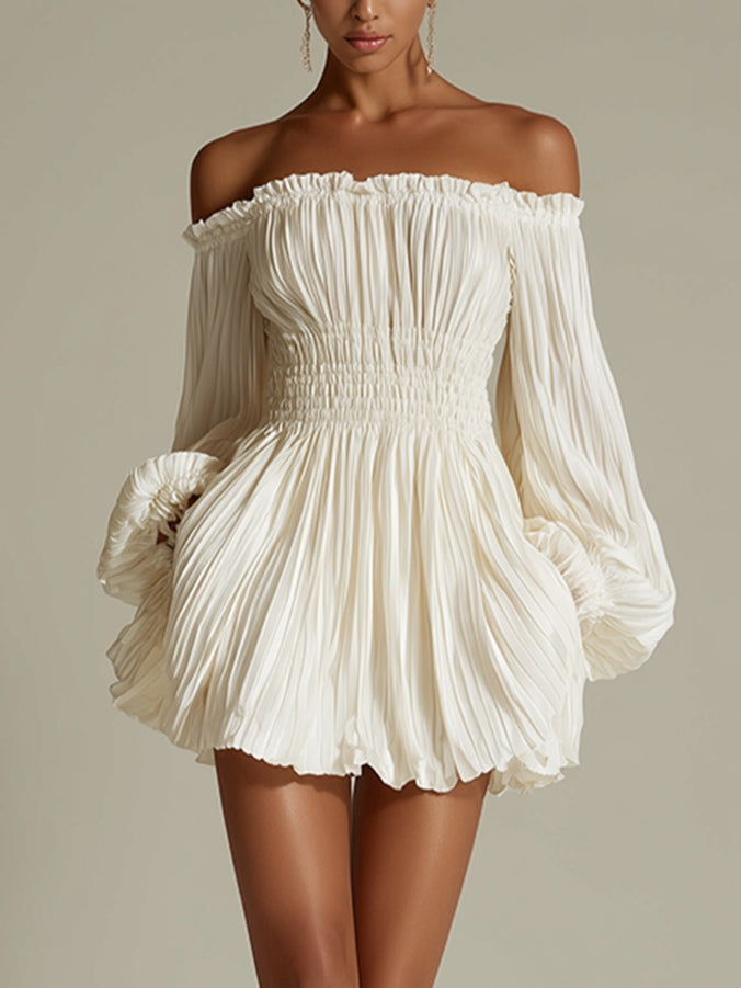 Robe mini blanche à épaules dénudées froncée avec taille smockée