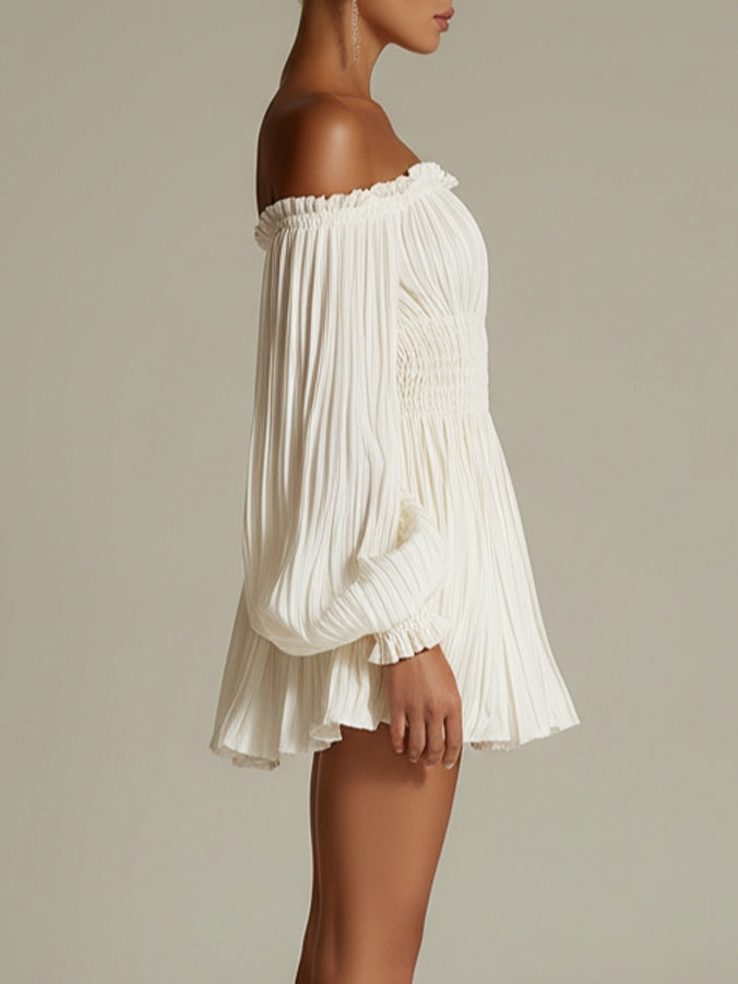 Robe mini blanche à épaules dénudées froncée avec taille smockée