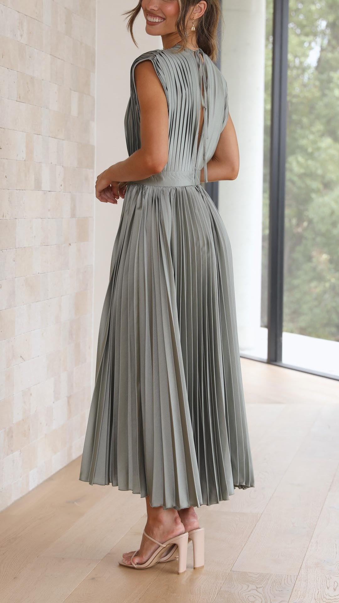 Robe Midi Fluide en Satin Pliée à Col en V Élégante