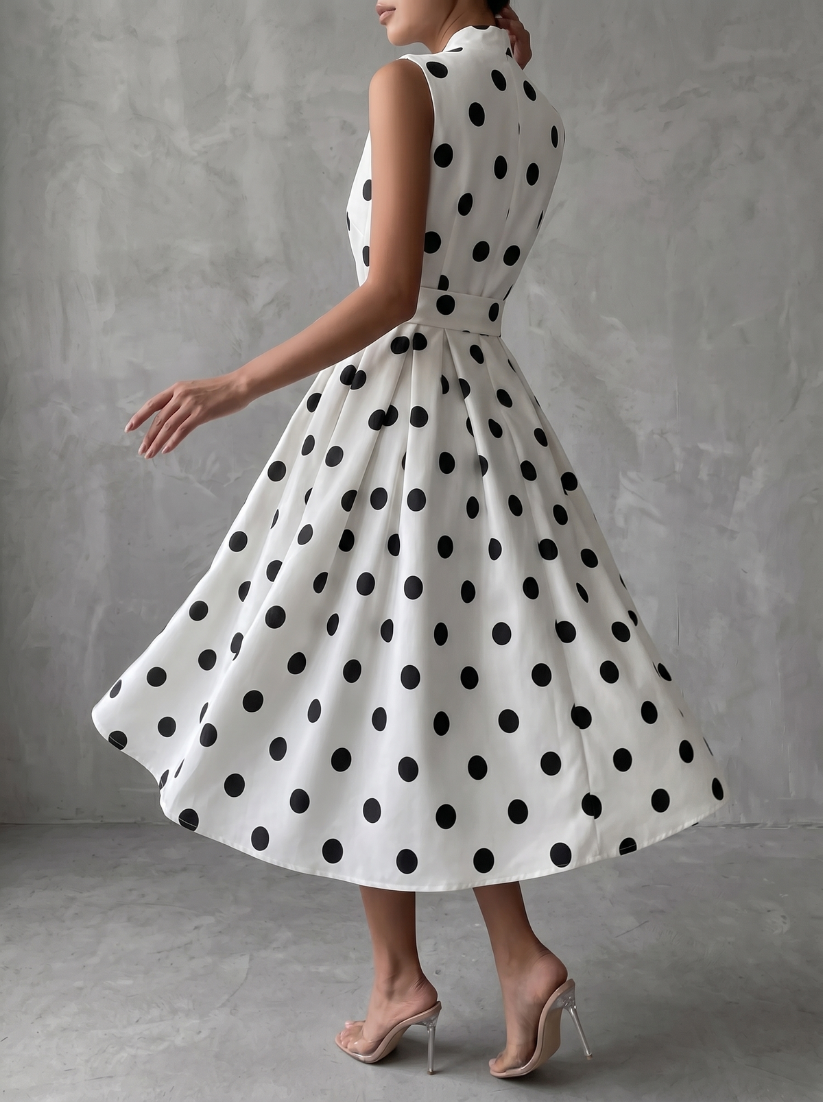 Robe midi sans manches à pois noir et blanc