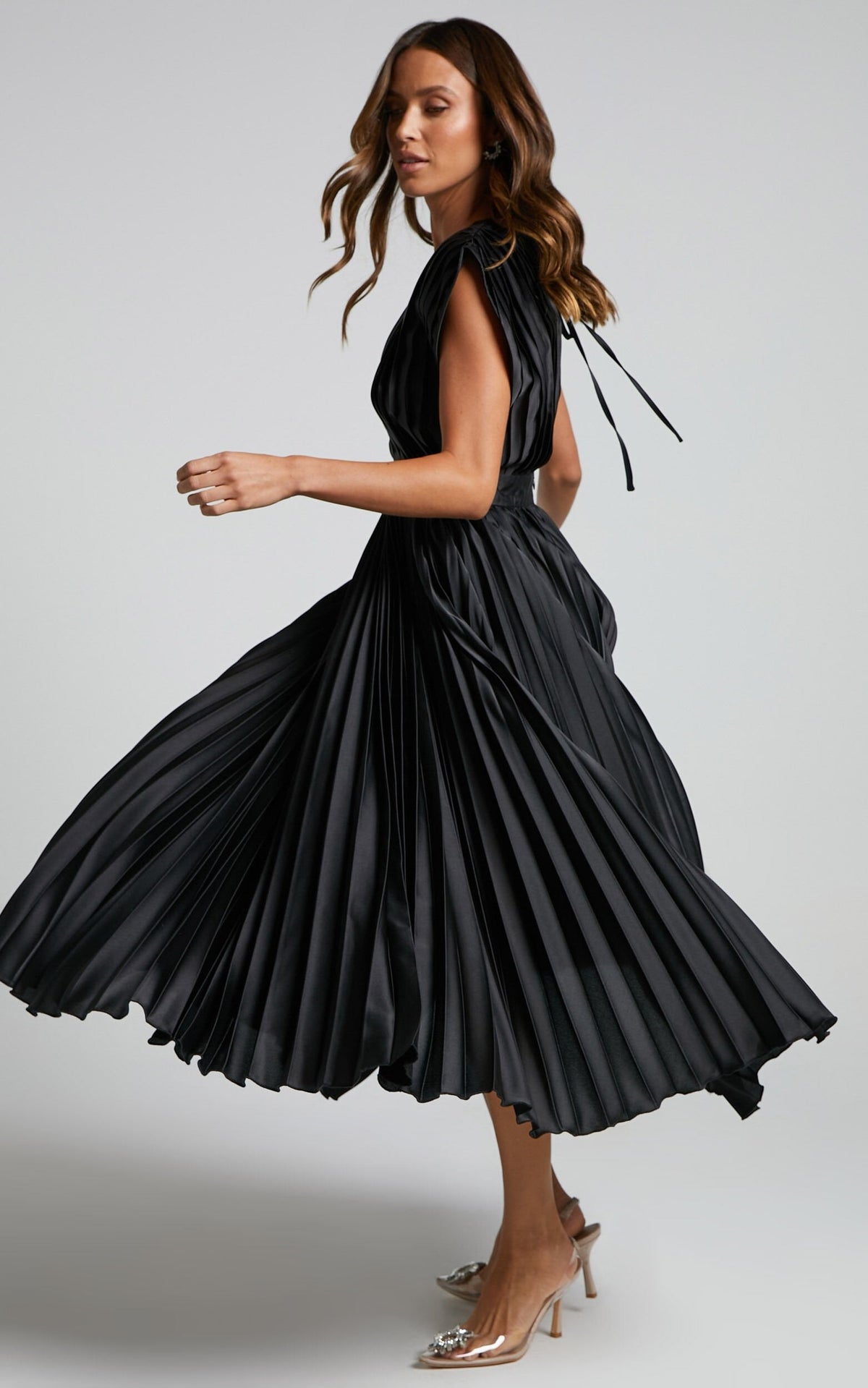 Robe Midi Fluide en Satin Pliée à Col en V Élégante