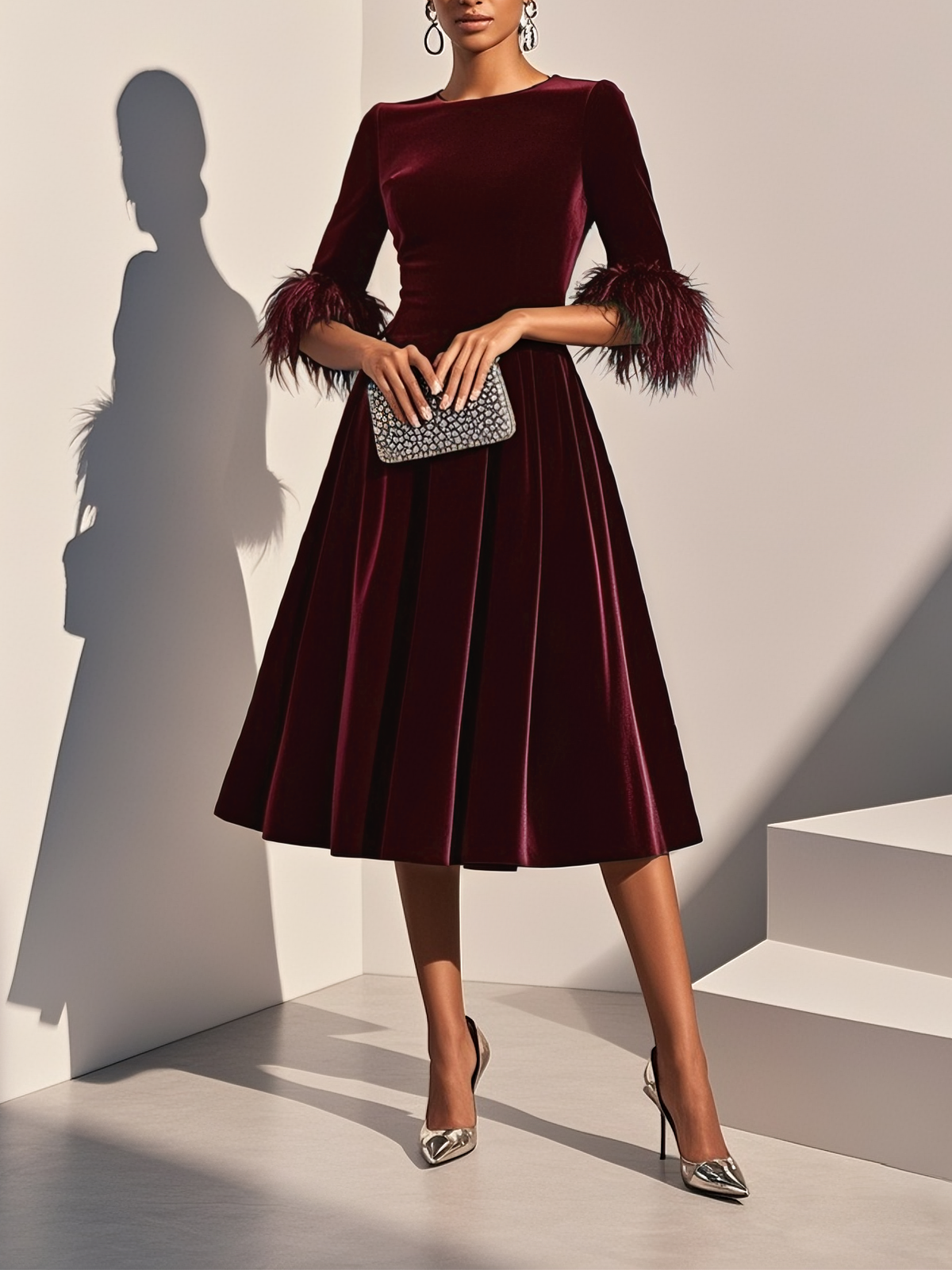 Robe Midi en Velours Bleu Foncé avec Finition en Plume et Col Rond, Manches Courtes, Silhouette en A