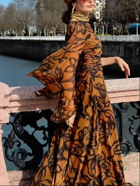 Robe longue brune avec imprimé et manches larges