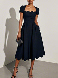 Robe Midi A-Ligne Noire Asymétrique Classique à Encolure Carrée à Manches Courtes