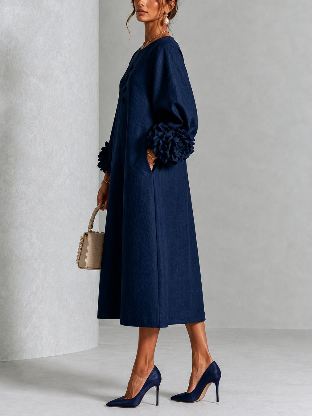 Robe Midi Boutonnée Bleu Marine avec Manches à Fleurs Étonnantes