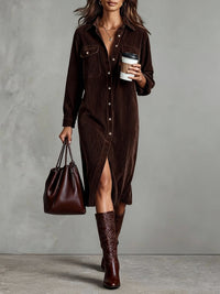 Robe Midi en Velours Côtelé Brun Foncé avec Poches Poitrine Doubles et Boutons Simples