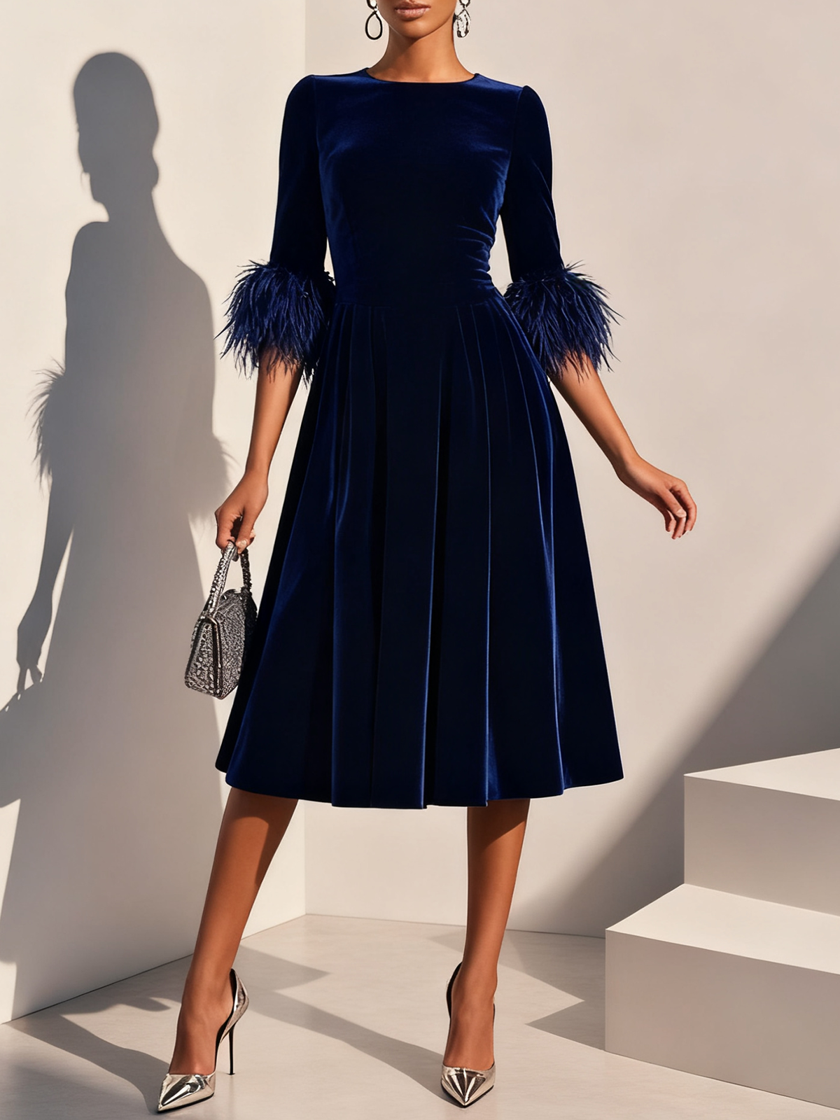 Robe Midi en Velours Bleu Foncé avec Finition en Plume et Col Rond, Manches Courtes, Silhouette en A