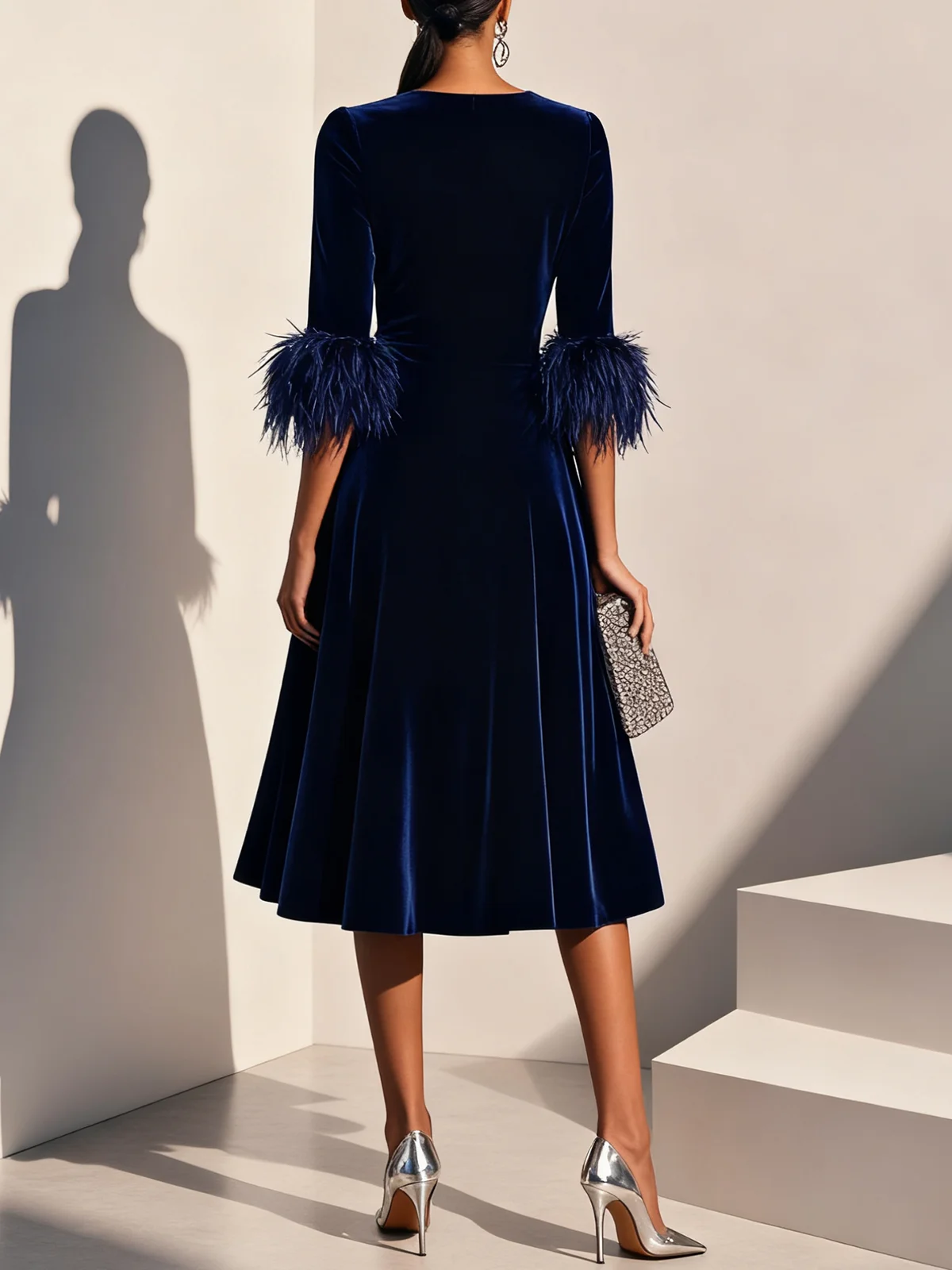 Robe Midi en Velours Bleu Foncé avec Finition en Plume et Col Rond, Manches Courtes, Silhouette en A