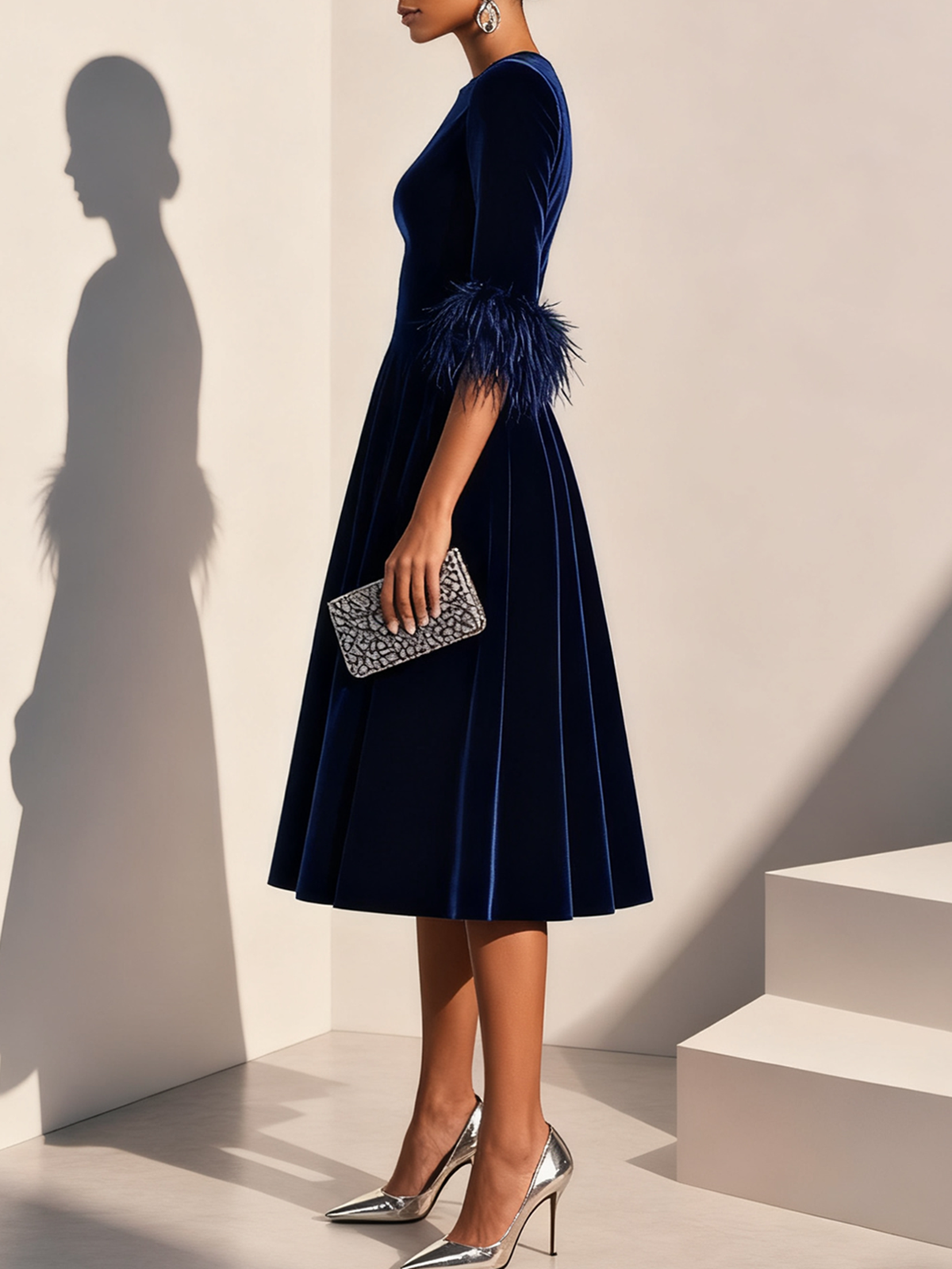 Robe Midi en Velours Bleu Foncé avec Finition en Plume et Col Rond, Manches Courtes, Silhouette en A