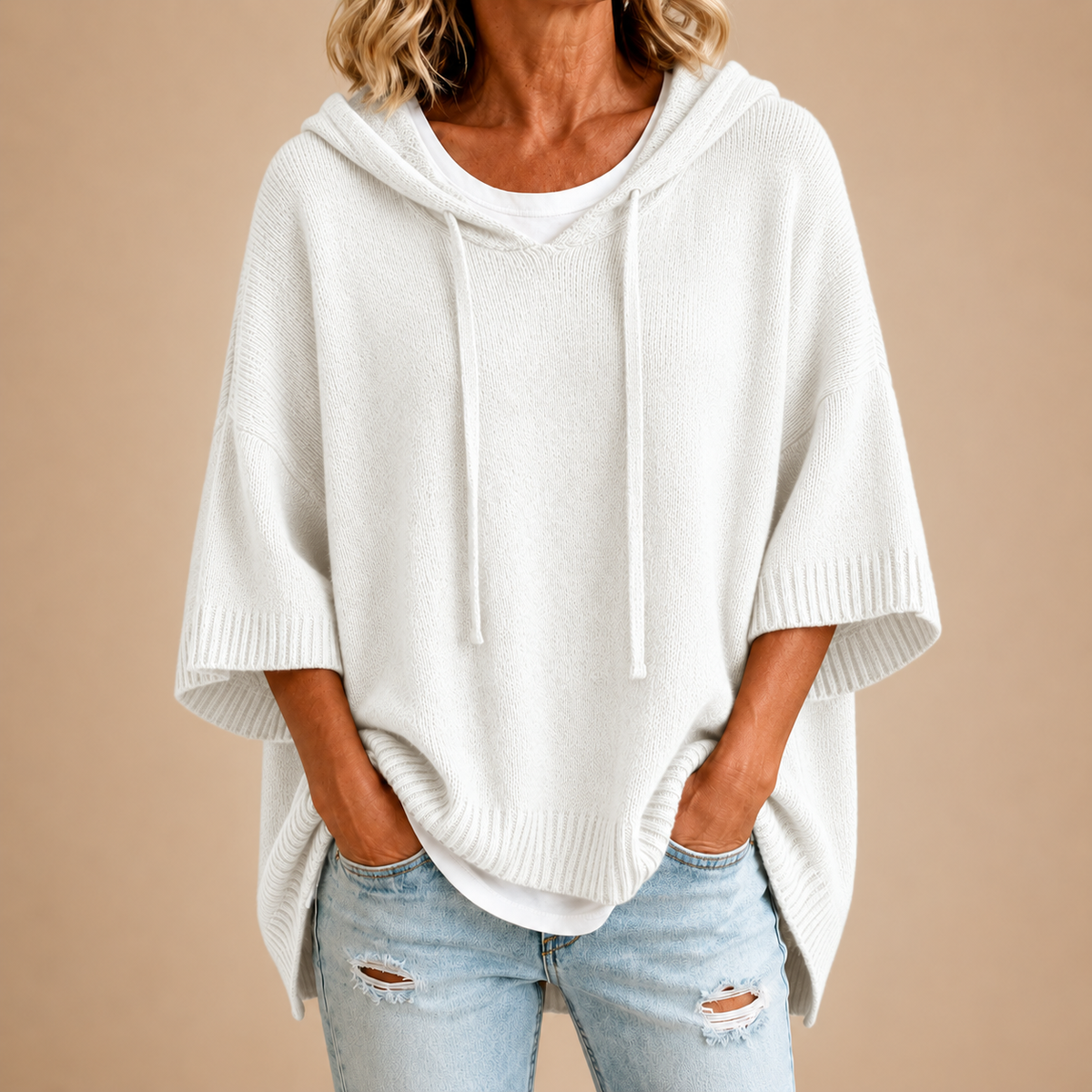 Poncho en Tricot avec Capuche en Blanc